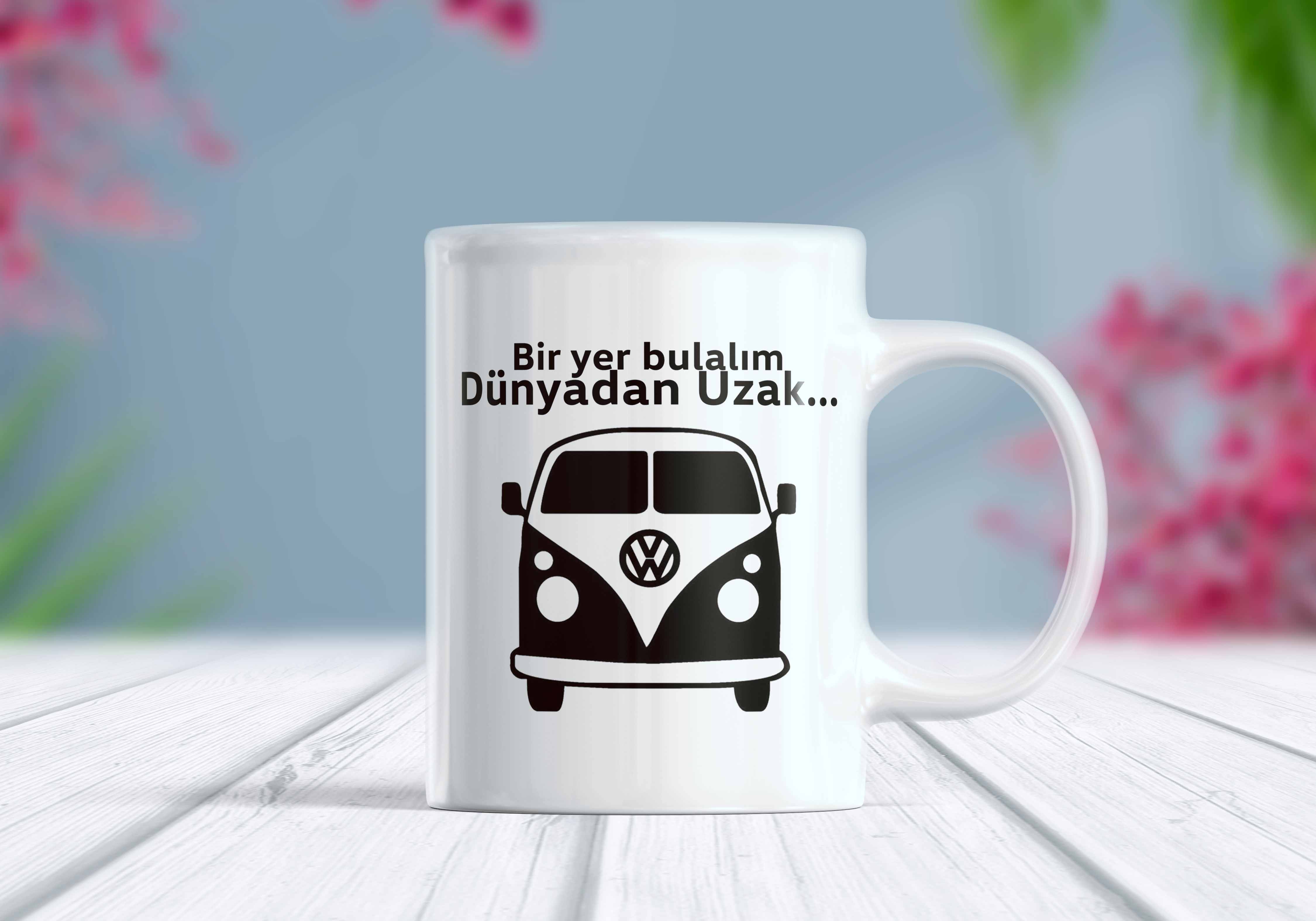 Bir Yer Bulalım Dünyadan Uzak Yazılı Klasik Kamp Minibüsü Kupa Bardak