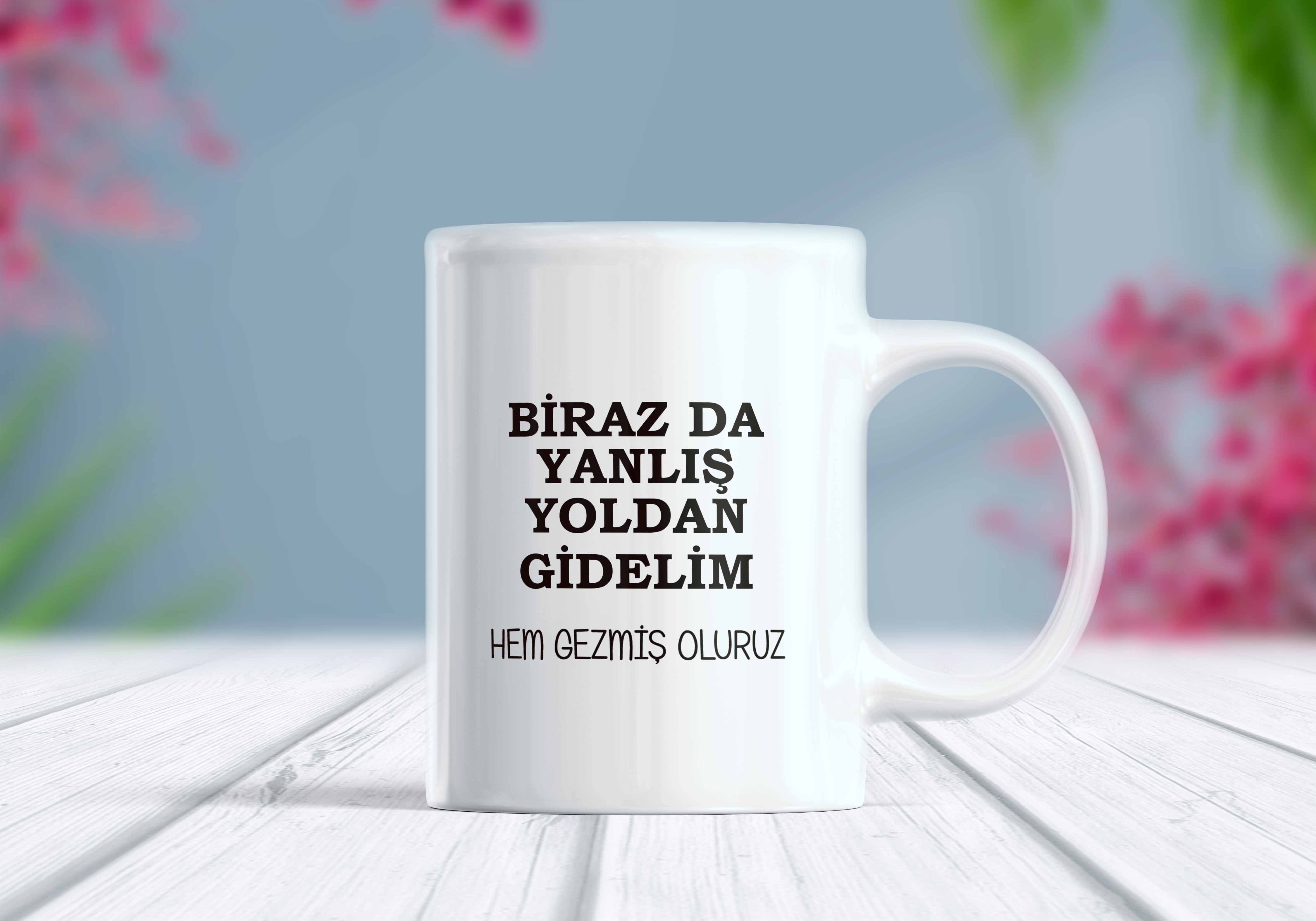 Biraz da Yanlış Yoldan Gidelim Gezmiş Oluruz Yazılı Komik Kupa Bardak