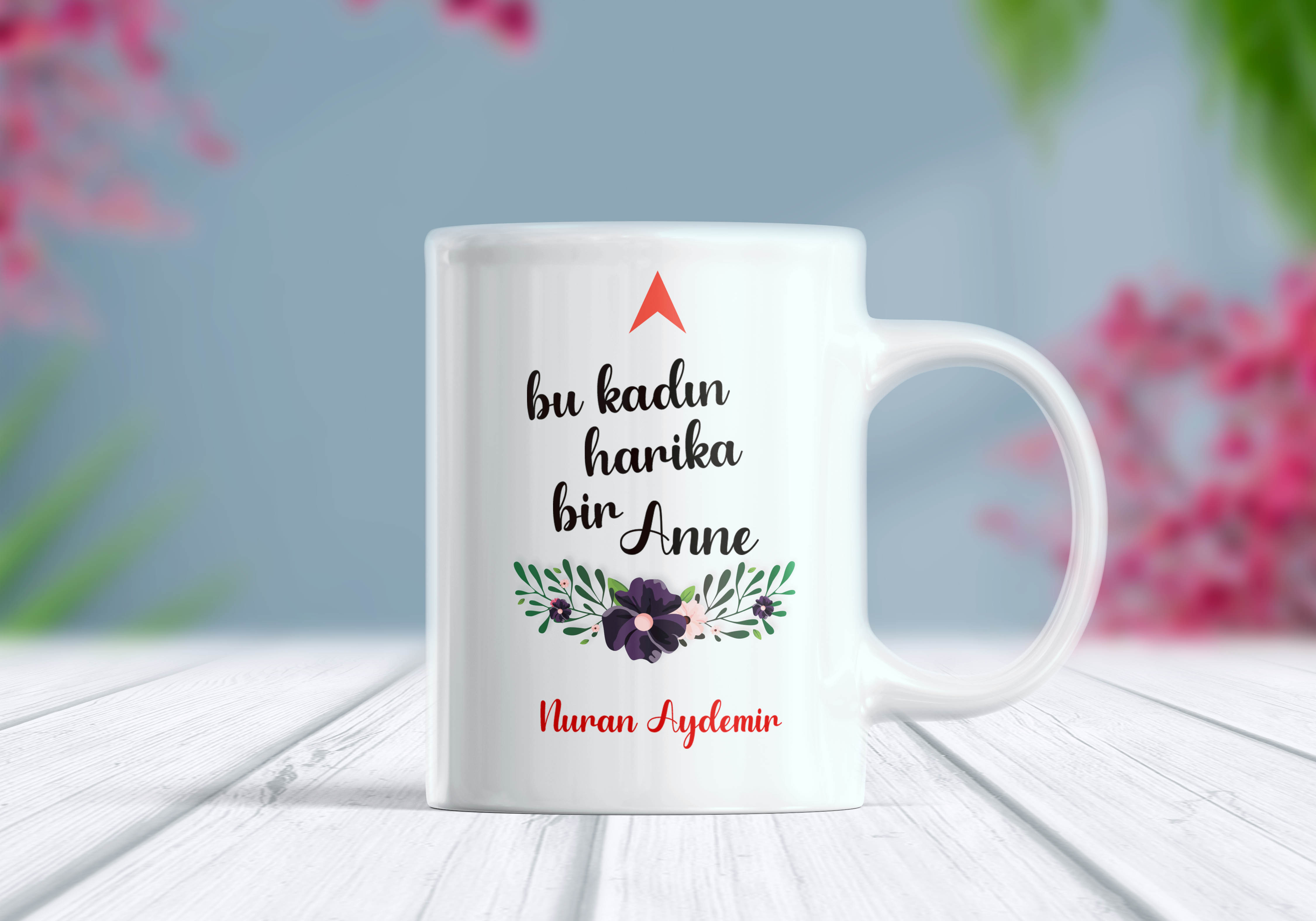 Bu Kadın Harika Bir Anne Yazılı İsim Eklenebilir Kupa Bardak